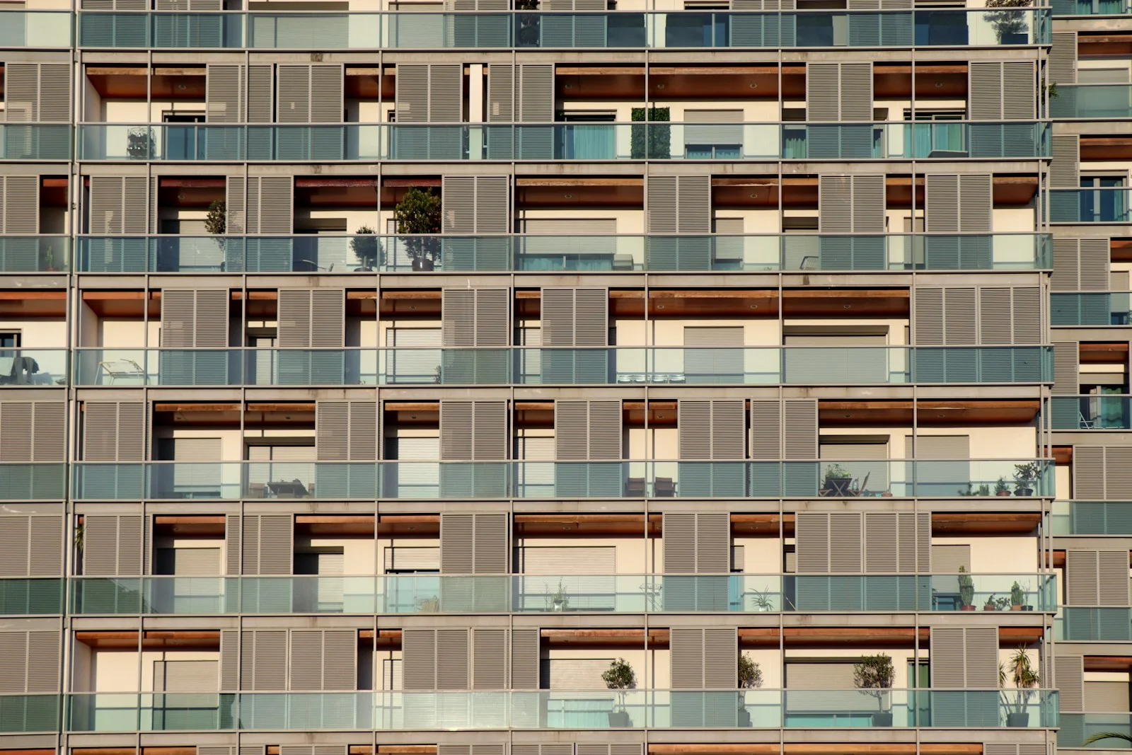 Fachada de um edifício residencial com varandas e vegetação