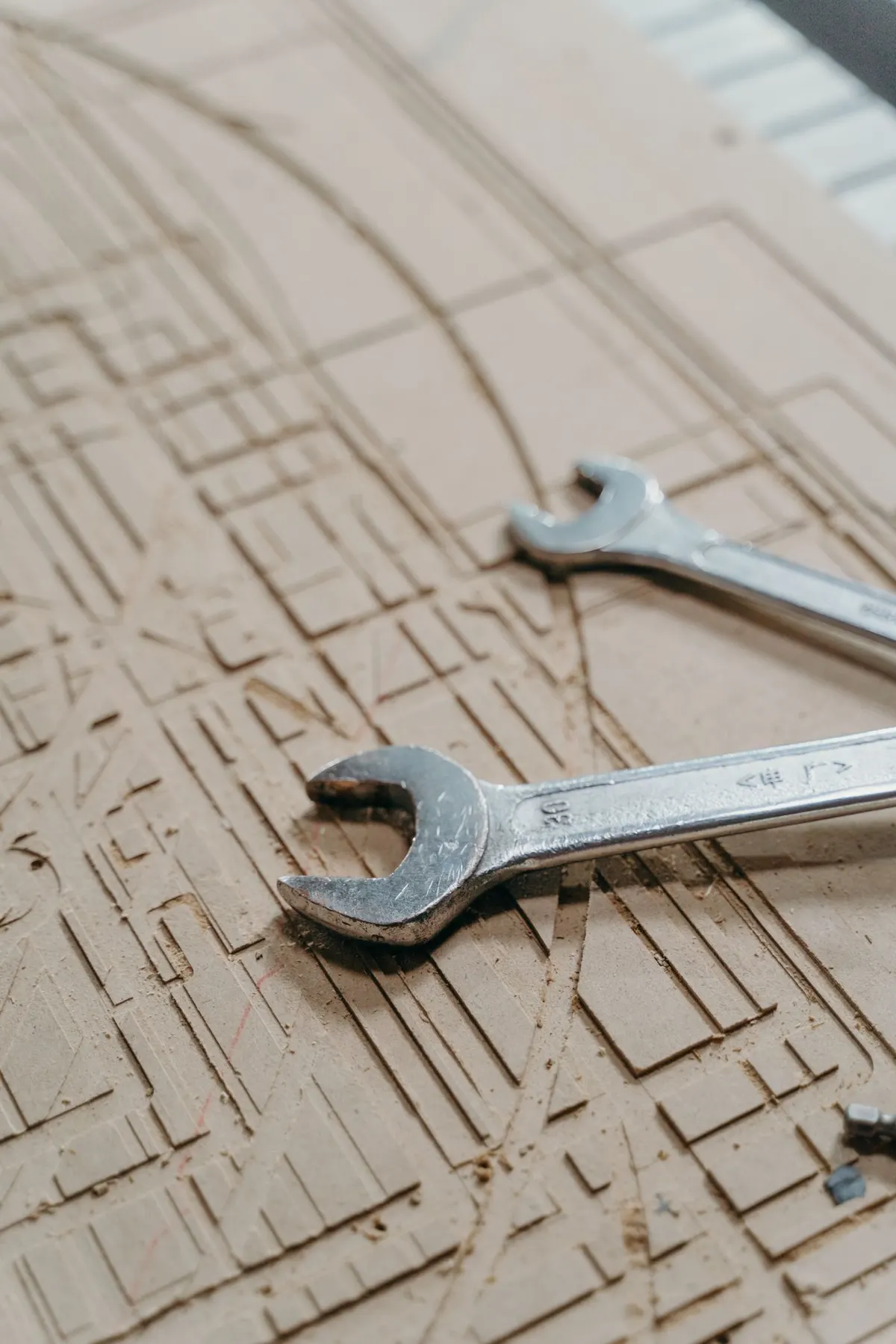 Ferramentas de manutenção sobre um desenho técnico